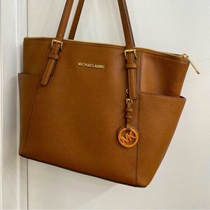 Michael Kors Jet Set East West purse in the color “luggage”, good condition!